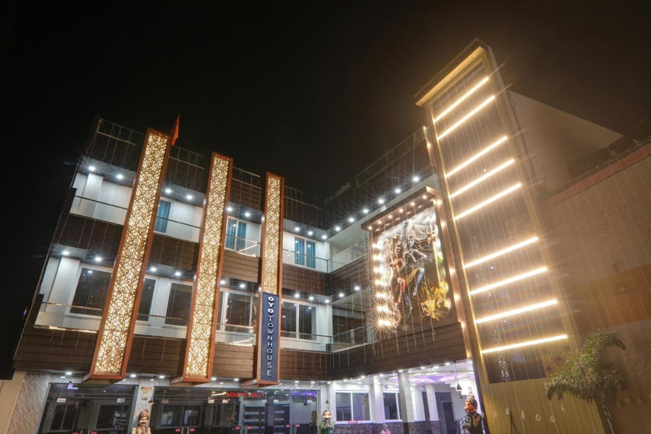 Townhouse P.S.Palace Near Amausi Metro Station Lucknow Exterior photo
