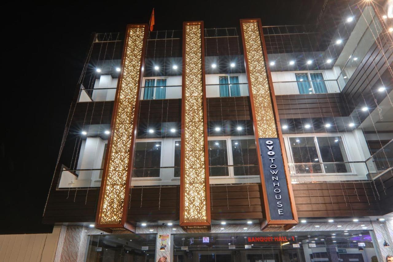 Townhouse P.S.Palace Near Amausi Metro Station Lucknow Exterior photo