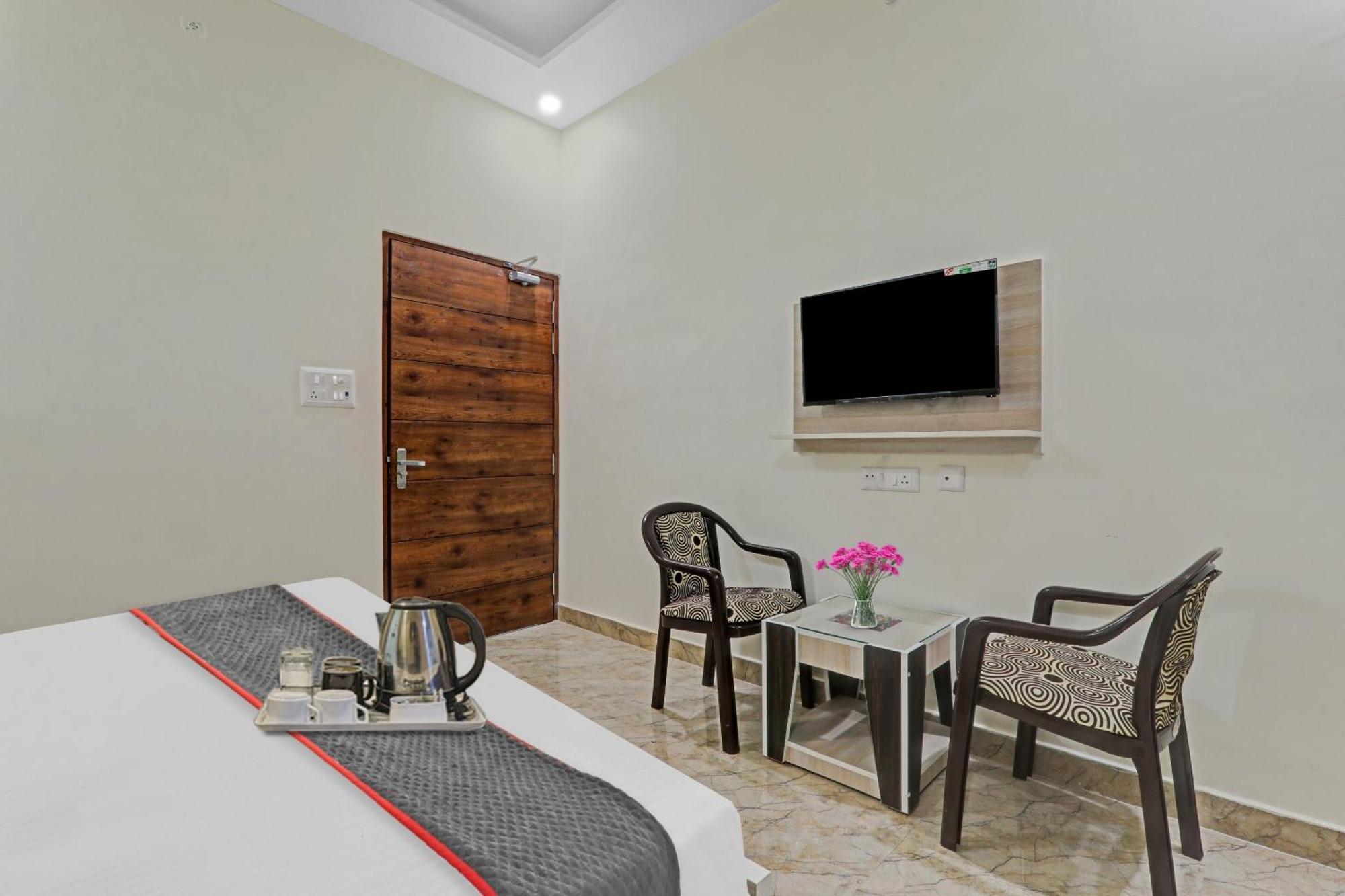 Townhouse P.S.Palace Near Amausi Metro Station Lucknow Exterior photo