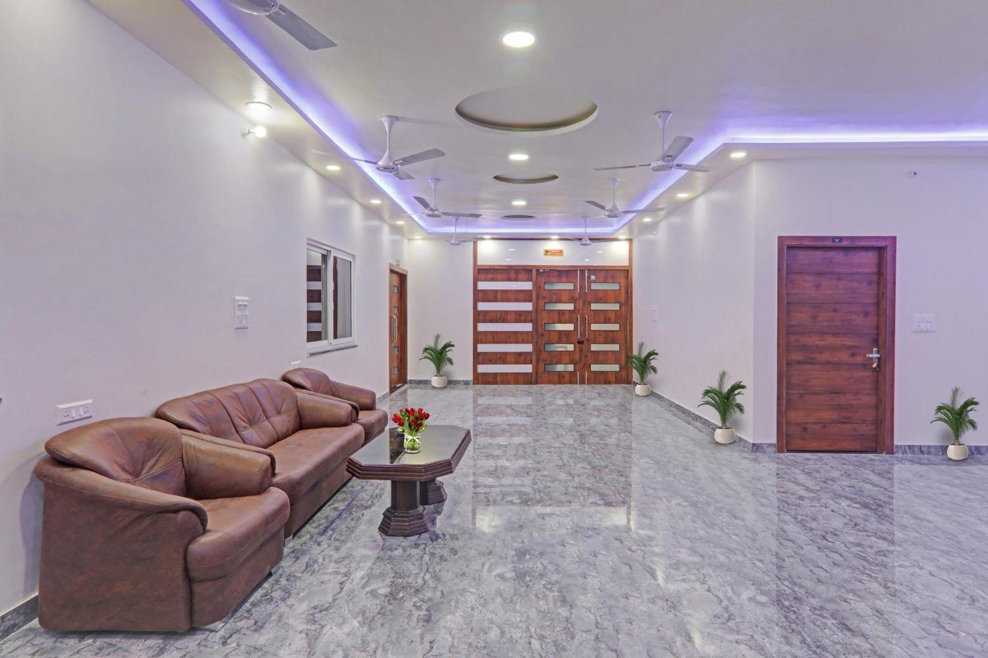 Townhouse P.S.Palace Near Amausi Metro Station Lucknow Exterior photo