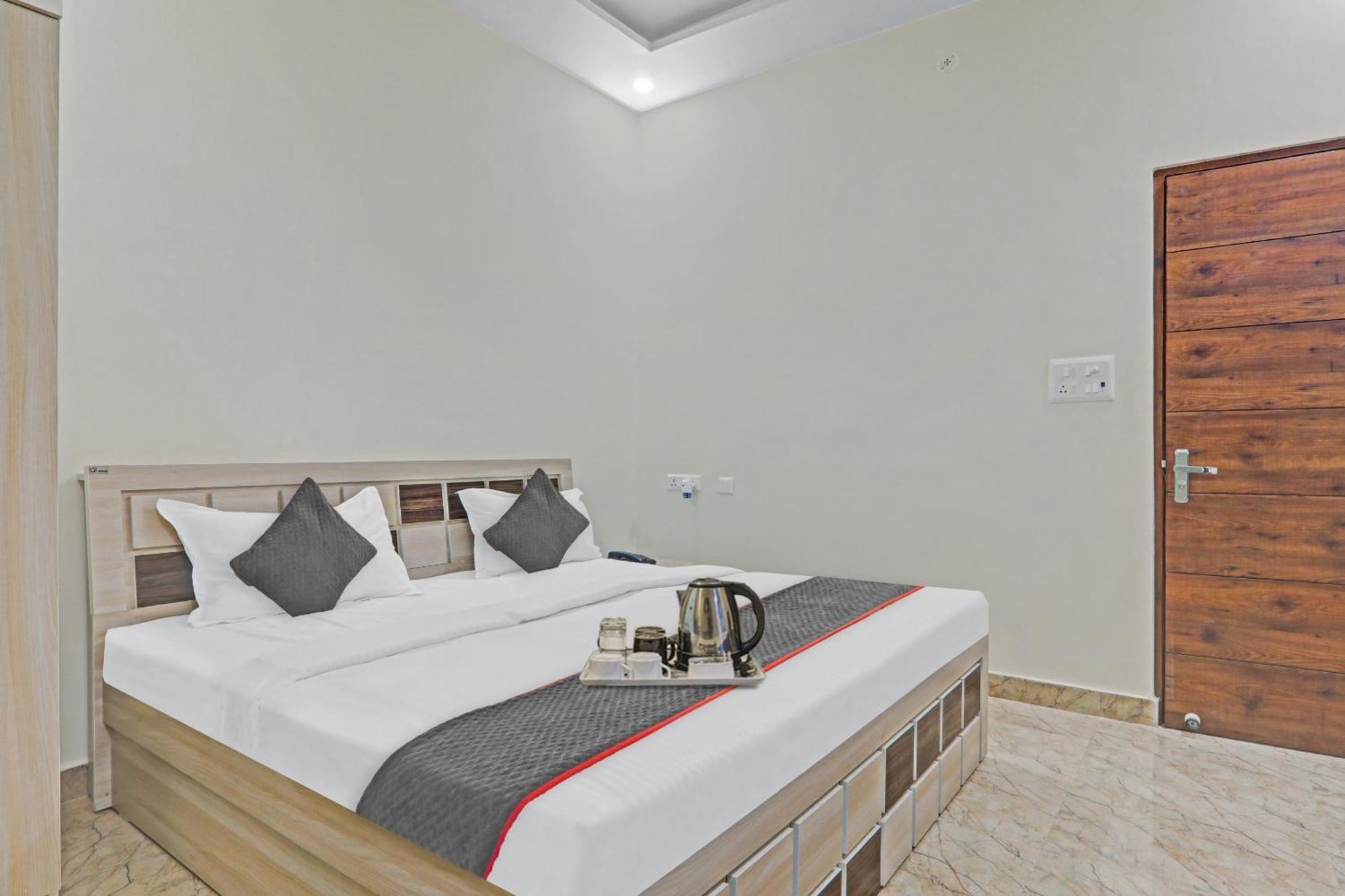 Townhouse P.S.Palace Near Amausi Metro Station Lucknow Exterior photo